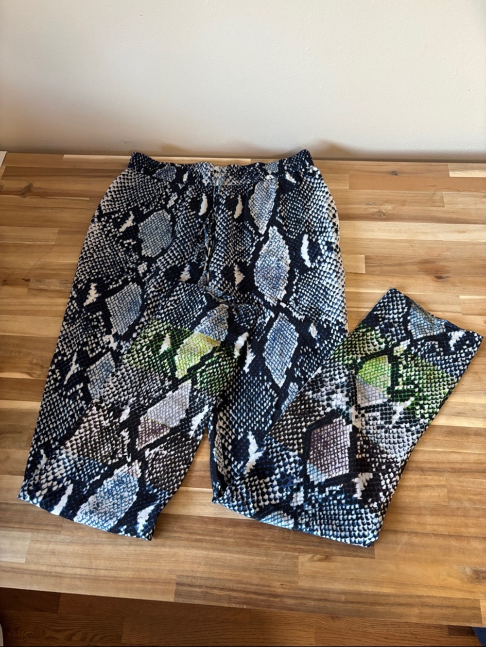 Diane Von Furstenberg 100% silk Print Pants